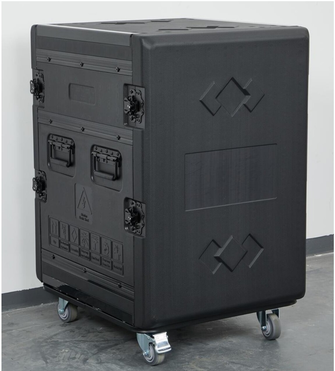 525 rack cabinet built for repeated transport